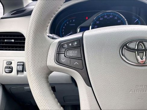 Used 2011 Toyota Sienna XLE FWD image 18