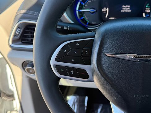 Used 2024 Chrysler Pacifica Select image 17