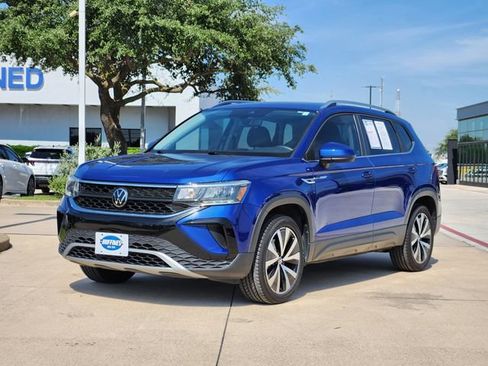 Used 2023 Volkswagen Taos SE w/ Panoramic Sunroof Package FWD image 2