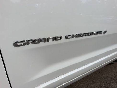 Used 2021 Jeep Grand Cherokee L Overland w/ Luxury Tech Group IV AWD/4WD image 9