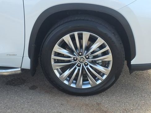 Used 2026 Toyota Highlander Platinum AWD/4WD image 33