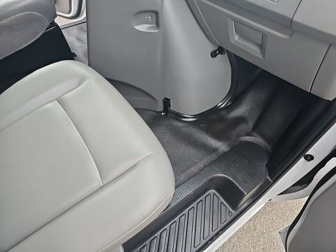 Used 2019 Ford E-450 and Econoline 450 Super Duty w/ Power Windows & Locks Group image 12