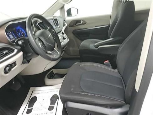 Used 2023 Chrysler Voyager LX FWD image 3