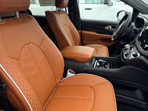 New 2026 Chrysler Pacifica Pinnacle image 9
