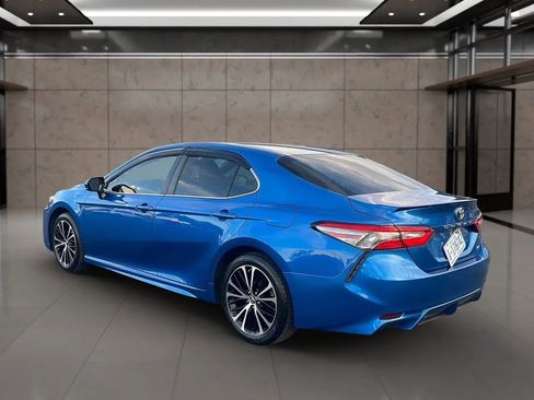 Used 2018 Toyota Camry SE image 3