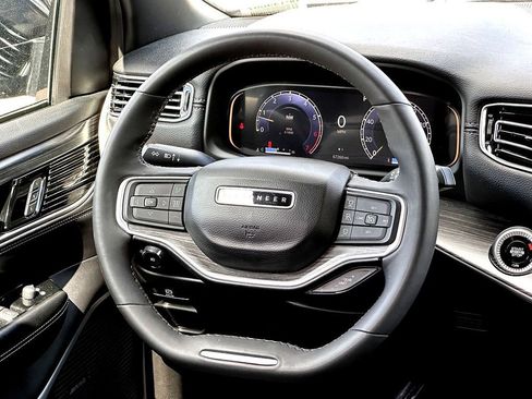 Used 2024 Jeep Wagoneer L Series II w/ Flexible Seating Group AWD/4WD image 28