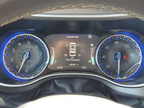 Used 2023 Chrysler Pacifica Touring-L FWD image 11