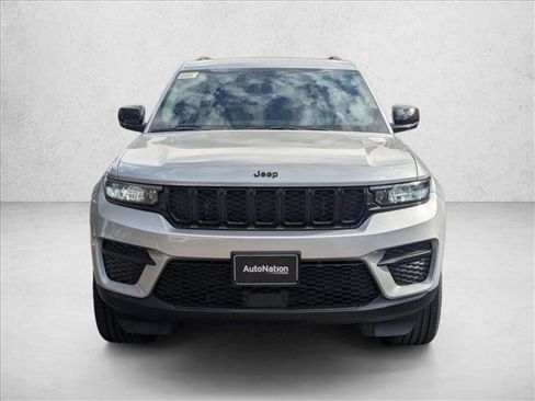 New 2025 Jeep Grand Cherokee Altitude image 6