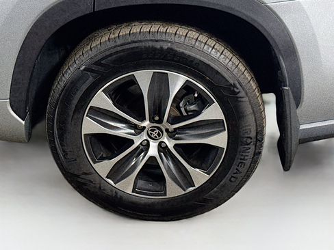 Used 2020 Toyota Highlander XLE image 9