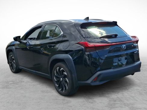 Used 2022 Lexus UX 200 w/ Accessory Package (Z1) FWD image 4