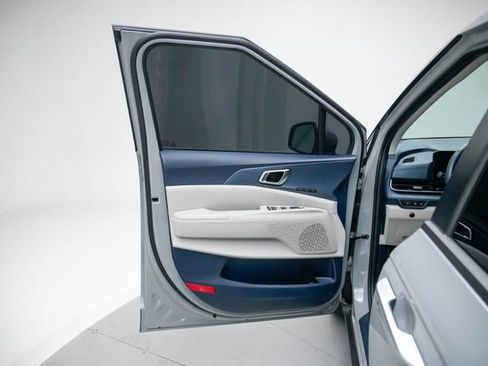 Used 2025 Kia Carnival EX FWD image 20
