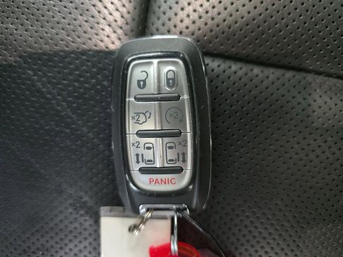 Certified 2025 Chrysler Pacifica Limited FWD image 38