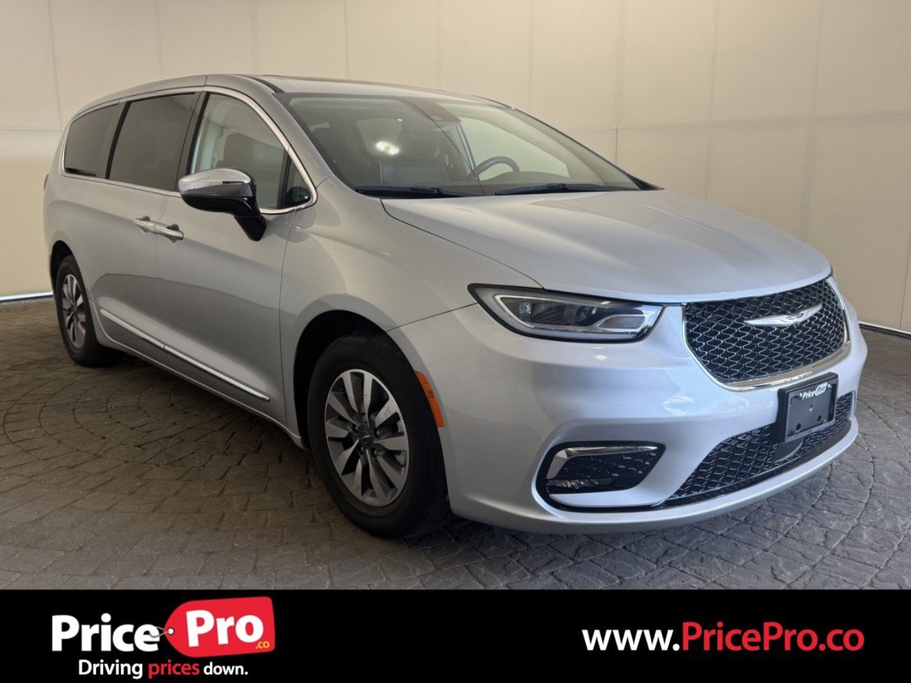 Used 2023 Chrysler Pacifica Limited FWD image 1