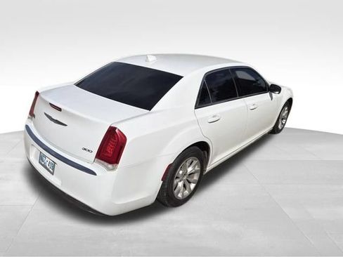 Used 2016 Chrysler 300 Limited RWD image 3