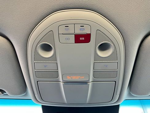 Used 2025 Genesis G70 2.5T image 15