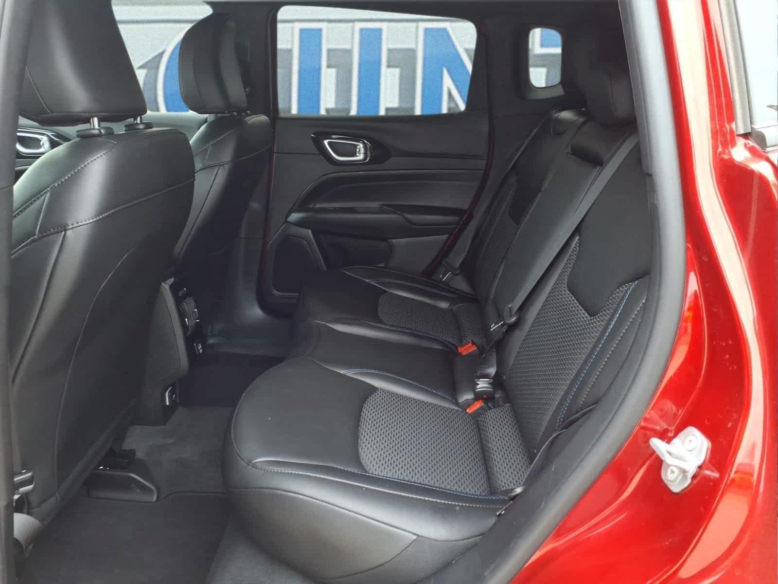 Used 2026 Jeep Compass Latitude AWD/4WD image 12