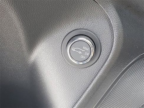 Used 2020 Buick Encore GX Essence image 11