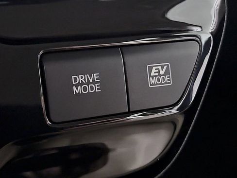 Used 2020 Toyota Prius LE image 25