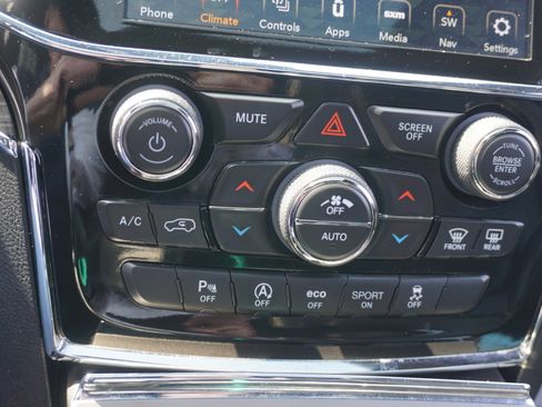 Used 2022 Jeep Grand Cherokee Limited image 14