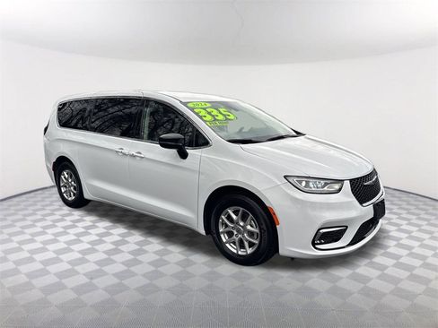 Used 2024 Chrysler Pacifica Touring-L image 3