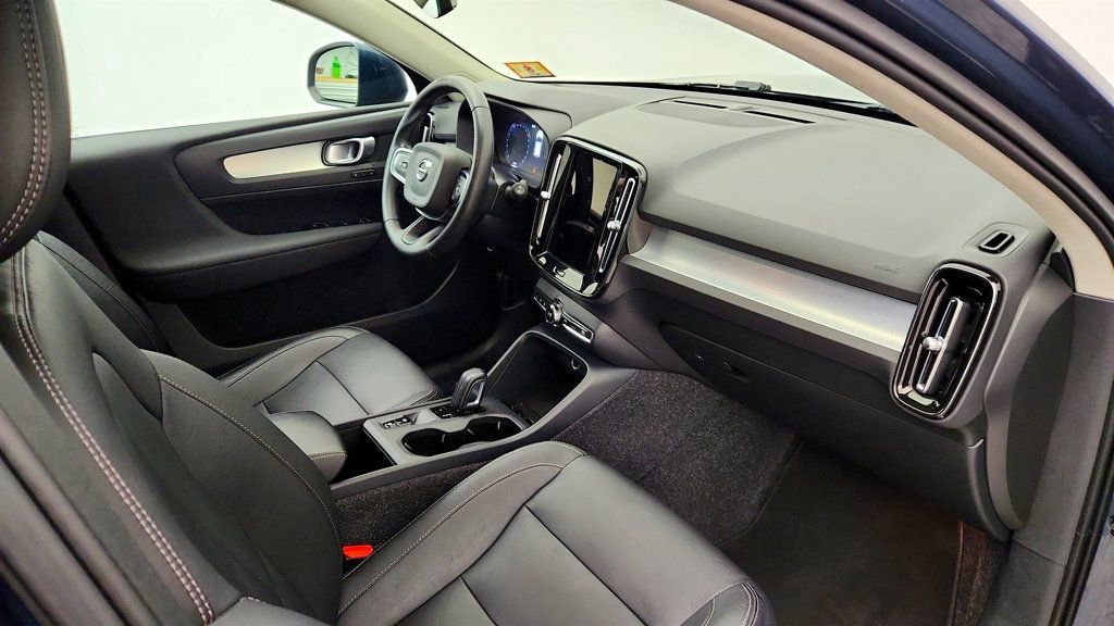 Used 2021 Volvo XC40 T5 Momentum w/ Premium Package AWD/4WD image 25