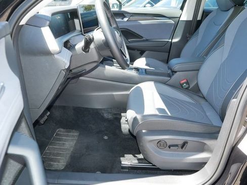 Certified 2025 Volkswagen Tiguan SE AWD/4WD image 13
