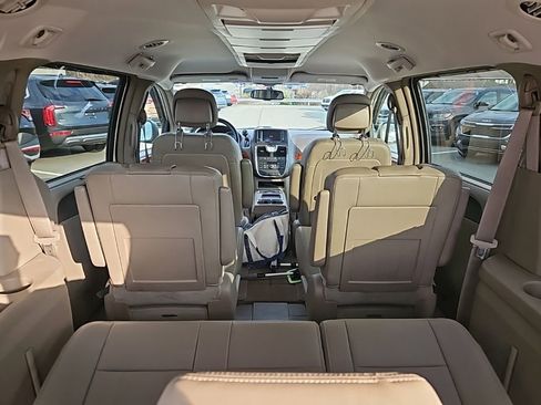 Used 2014 Chrysler Town & Country Touring w/ Driver Convenience Group image 11