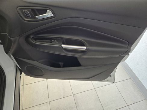 Used 2017 Ford Escape SE w/ SE Sport Appearance Package image 3