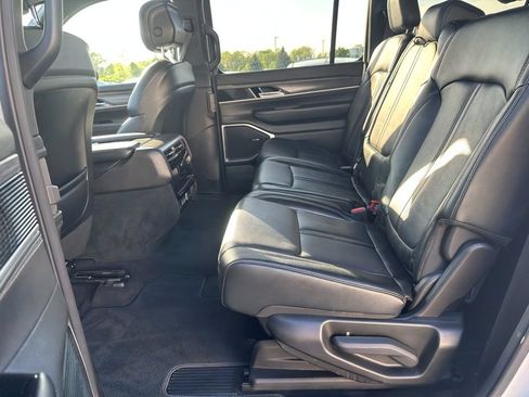 Used 2024 Jeep Wagoneer L Series III w/ Flexible Seating Group AWD/4WD image 28