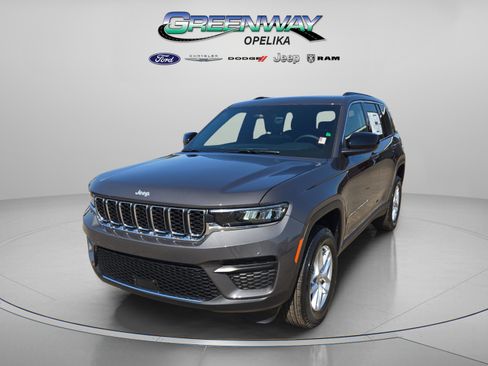 New 2025 Jeep Grand Cherokee Laredo image 3