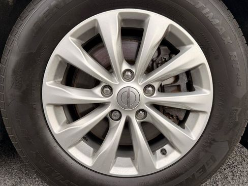 Used 2019 Chrysler Pacifica Touring-L FWD image 9