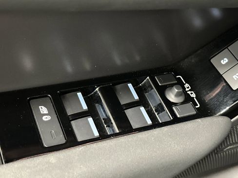 Used 2025 Land Rover Range Rover Velar Dynamic SE image 15