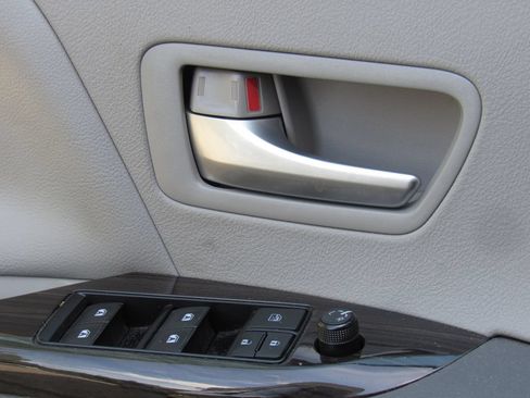 Used 2015 Toyota Sienna XLE Premium FWD image 42
