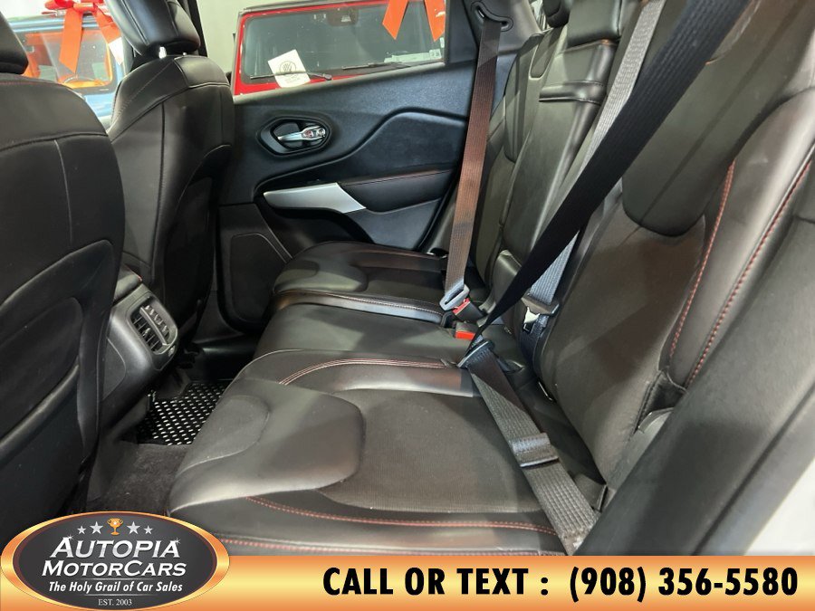 Used 2018 Jeep Cherokee Trailhawk AWD/4WD image 19