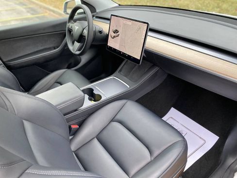 Used 2021 Tesla Model Y Long Range image 9