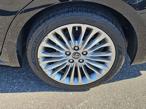 Used 2018 Toyota Avalon Limited image 6