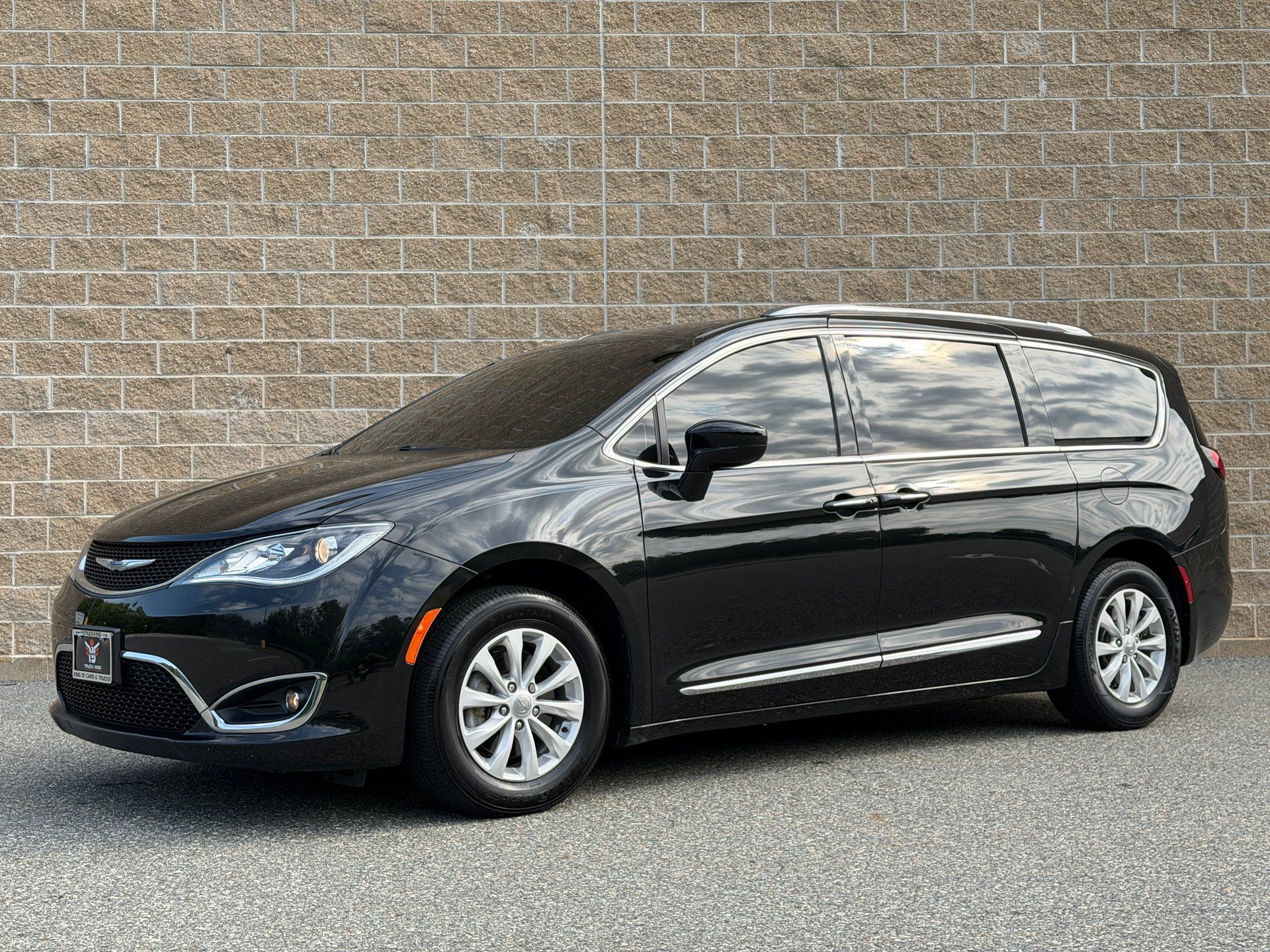 Used 2018 Chrysler Pacifica Touring-L FWD image 1