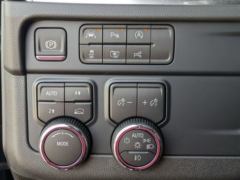 New 2025 Chevrolet Suburban Premier image 25