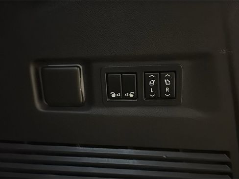 Used 2022 Chevrolet Suburban High Country image 19