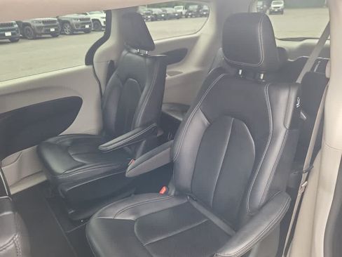 Used 2023 Chrysler Pacifica Touring-L w/ Uconnect Theater Family Group FWD image 11