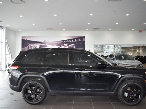 Used 2023 Jeep Grand Cherokee Limited w/ Black Appearance Package AWD/4WD image 12