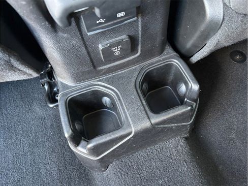 Used 2018 Jeep Wrangler Unlimited Sahara image 32