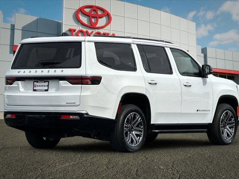 Used 2024 Jeep Wagoneer Series II w/ Flexible Seating Group RWD image 3