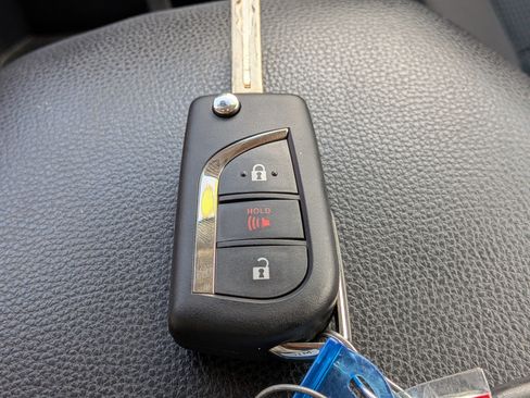 Used 2022 Toyota RAV4 LE FWD image 32