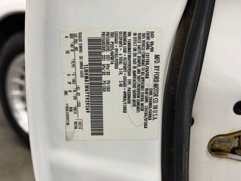 Used 2000 Lincoln Town Car Executive RWD image 29