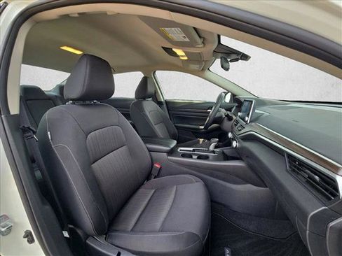 Used 2025 Nissan Altima 2.5 SV FWD image 18