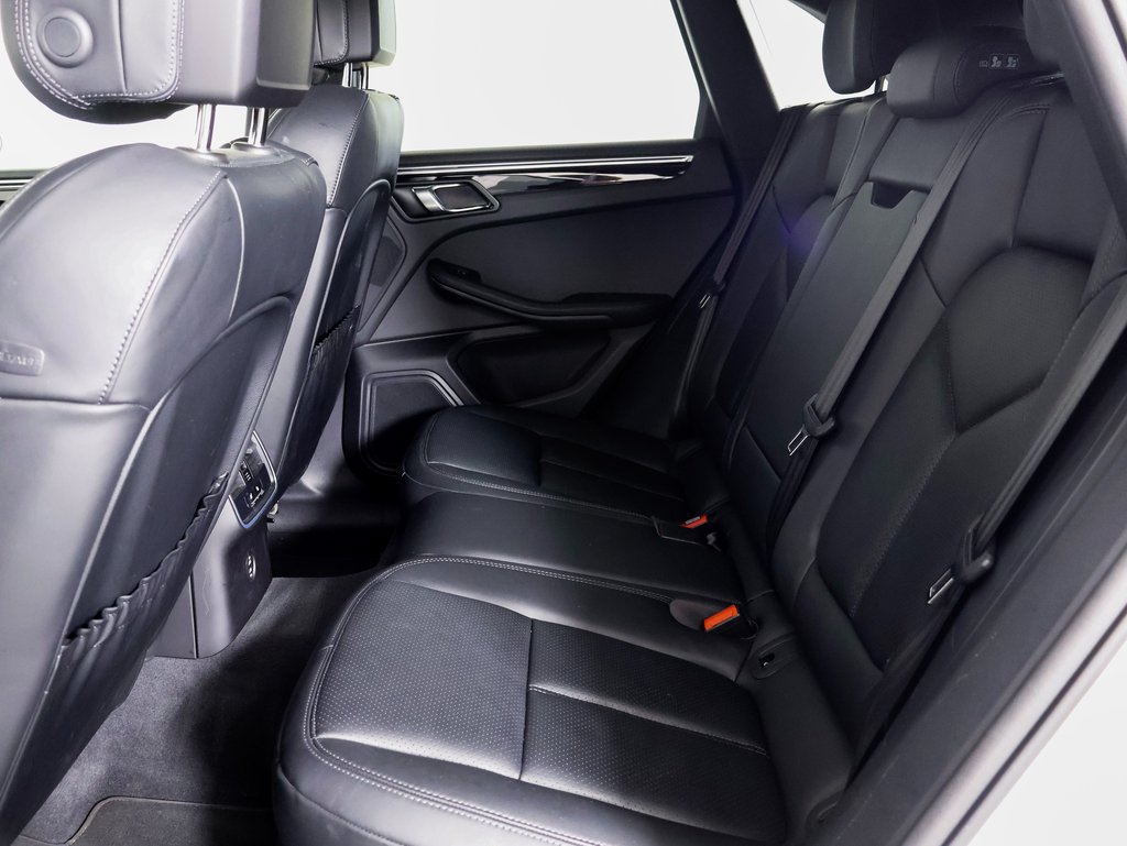 Certified 2025 Porsche Macan AWD/4WD image 9