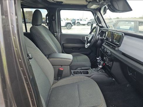 Used 2025 Jeep Wrangler Unlimited Sahara AWD/4WD image 4