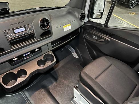 Used 2025 Mercedes-Benz Sprinter 2500 image 32