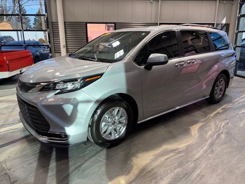 Used 2022 Toyota Sienna XLE image 39
